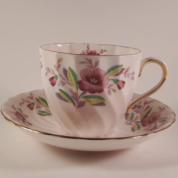 Beautiful Vintage Tuscan pink shaded floral bone china teacup and saucer 4223H - Picture 3 of 10
